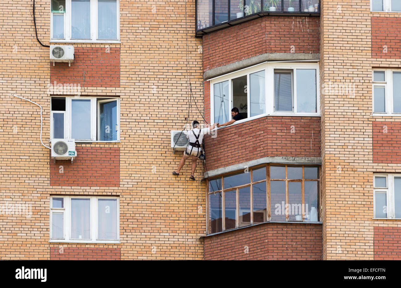 Кондиционеры на фасаде здания. Кондиционер на фасаде. Можно устанавливать кондиционер на фасад. Кронштейн под наружный блок сплит-системы 3д модель. Наружные блоки кондиционеров на фасаде.