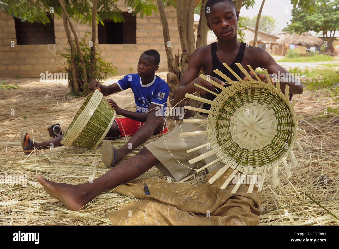 Traditional basket weavers in the Lake Volta region of Ghana, West Africa. Stock Photo