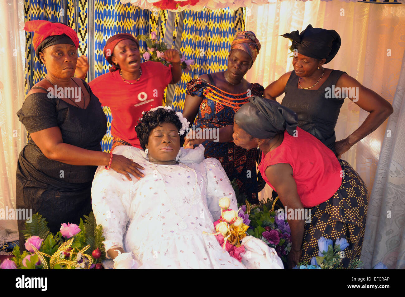 Friends and relatives gathered around the deceased in a traditional Lake Volta region funeral service. Stock Photo