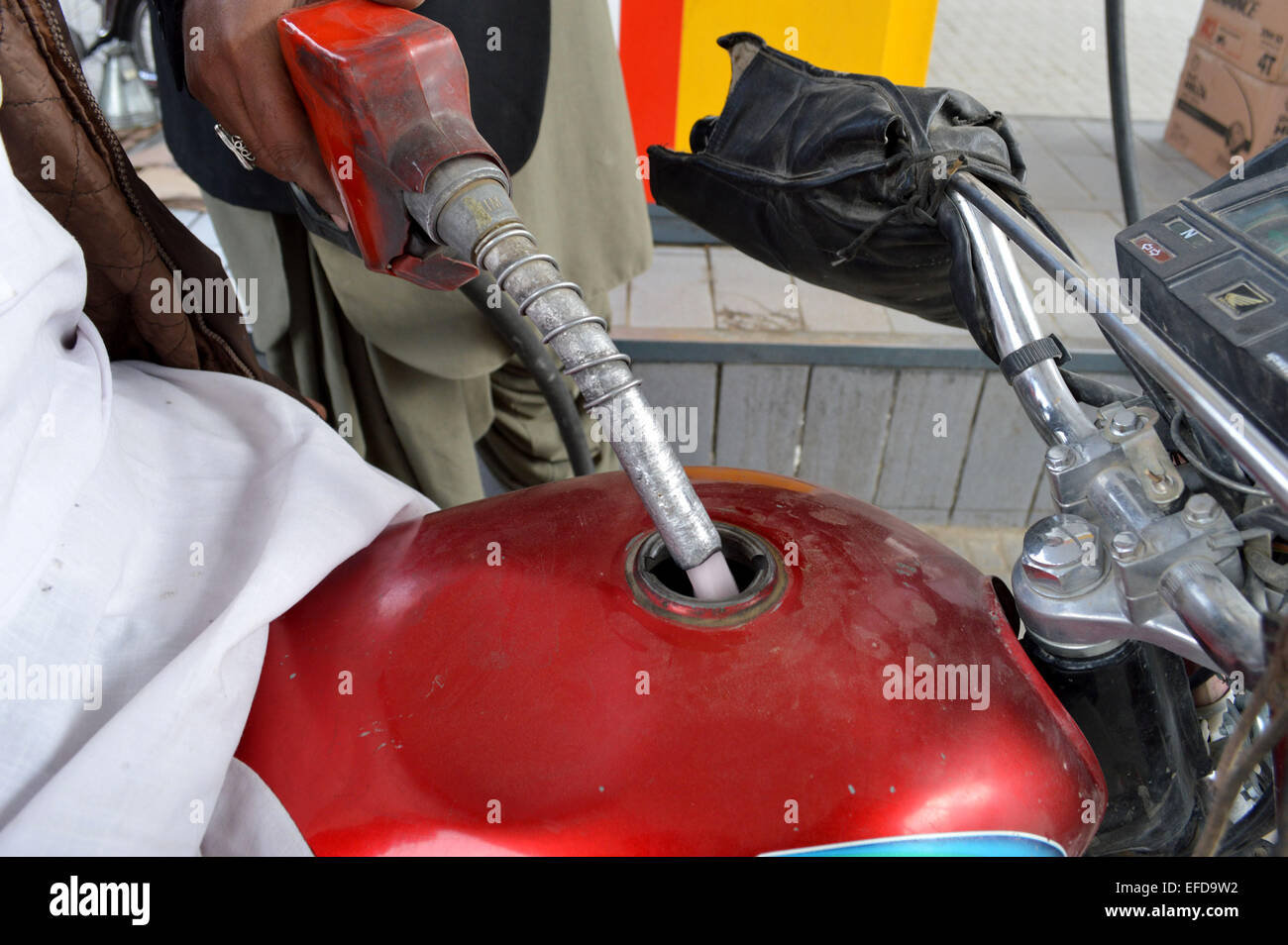 Employee fuel station fills hi res stock photography and images Alamy