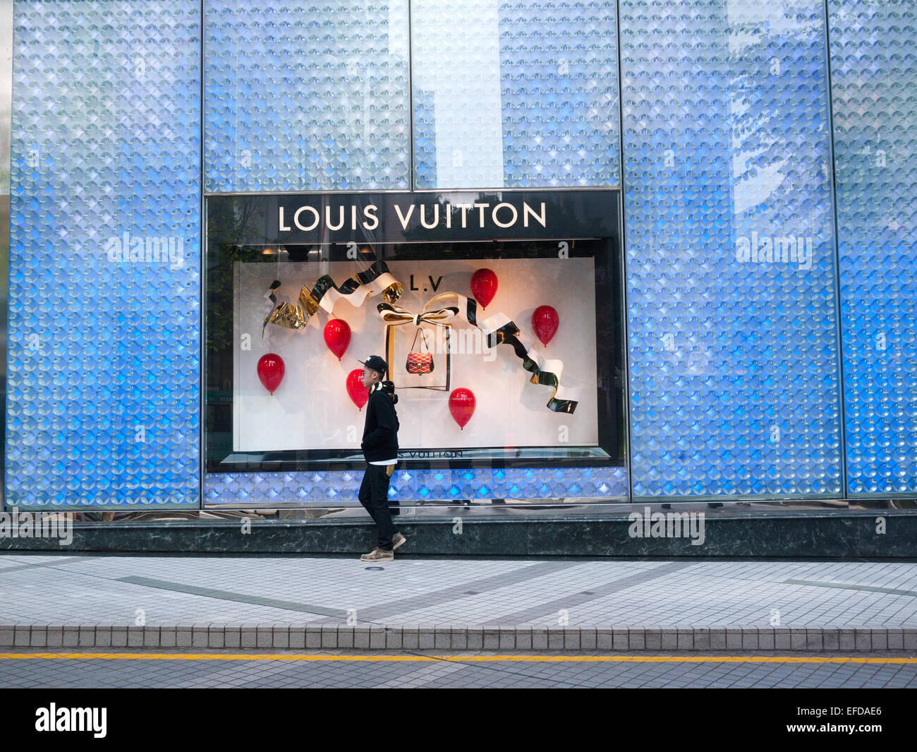 Louis Vuitton store in Hong Kong – Stock Editorial Photo © Krasnevsky  #54957095