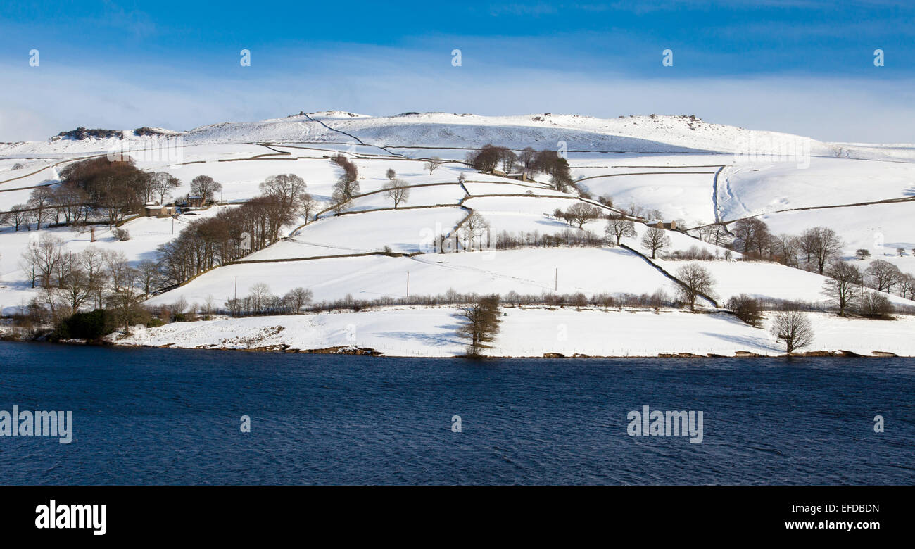 Ladybower Reservoir, Upper Derwent Valley, Derbyshire, UK. 31st January 2015.  Sunshine and low temperatures with a daytime high of only 4C create a wintry scene in the Upper Derwent Valley in Derbyshire. © Mark Richardson/Alamy Live News Stock Photo