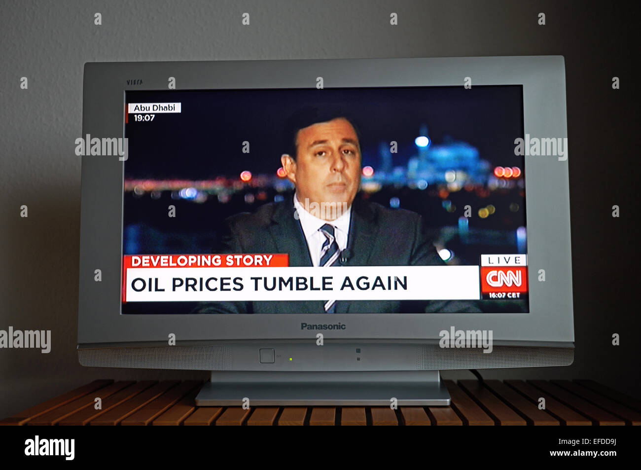 CNN live report from Abu Dhabi on the falling price of oil Stock Photo