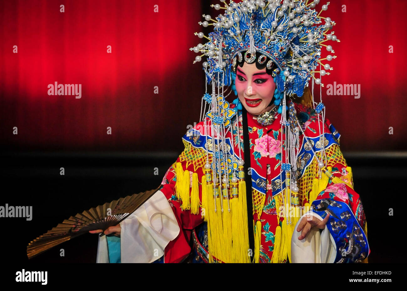 Los Angeles, USA. 1st Feb, 2015. Beijing opera artist of China Sun Ping performs an excerpt from 'The Drunken Beauty', during an Chinese Lunar New Year Celebration in Wallis Annenberg Center for the Performing Arts in Los Angeles, the United States, Feb. 1, 2015. © Zhang Chaoqun/Xinhua/Alamy Live News Stock Photo