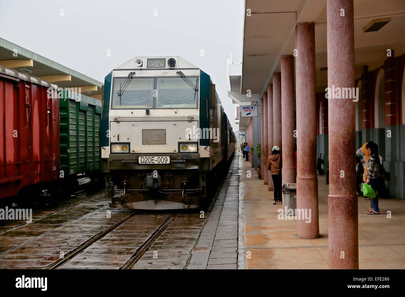 The Da Nang train arriving at Hue railway station, Vietnam Stock Photo
