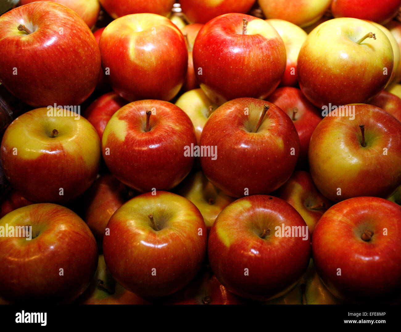 Fresh red apples on the farmers market as a background Stock Photo - Alamy
