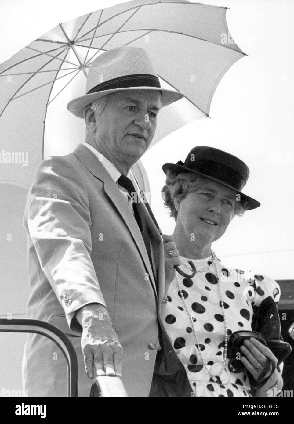 FILE - A file picture dated 02 March 1988 shows the later former German President Richard von Weizsaecker and his wife Marianne before their departure from Bamako, Mali. Von Weizsaecker died on 30 January 2015 at the age of 94. Photo: MARTIN ATHENSTAEDT/dpa (only b/w) Stock Photo