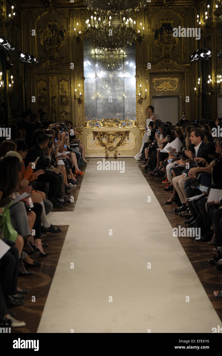 Empty runway fashion hi-res stock photography and images - Alamy