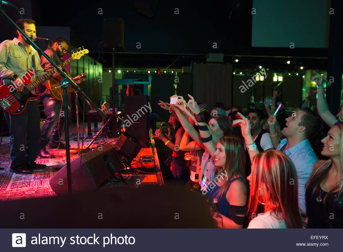 Concert cheering hi-res stock photography and images - Alamy