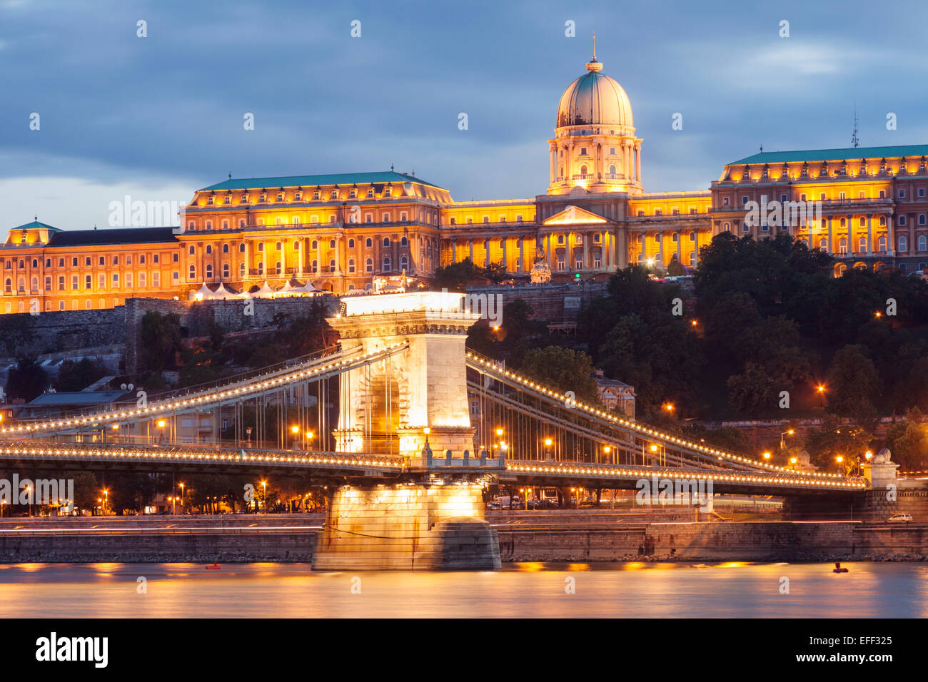 Royal Palace (18th c) and Chain Bridge at night. Budapest, Hungary Stock Photo