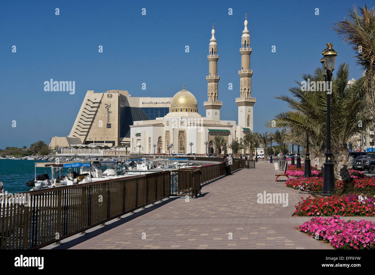 Masjid al-Maghfirah (mosque) and Radisson Hotel on the Corniche, Sharjah, United Arab Emirates Stock Photo
