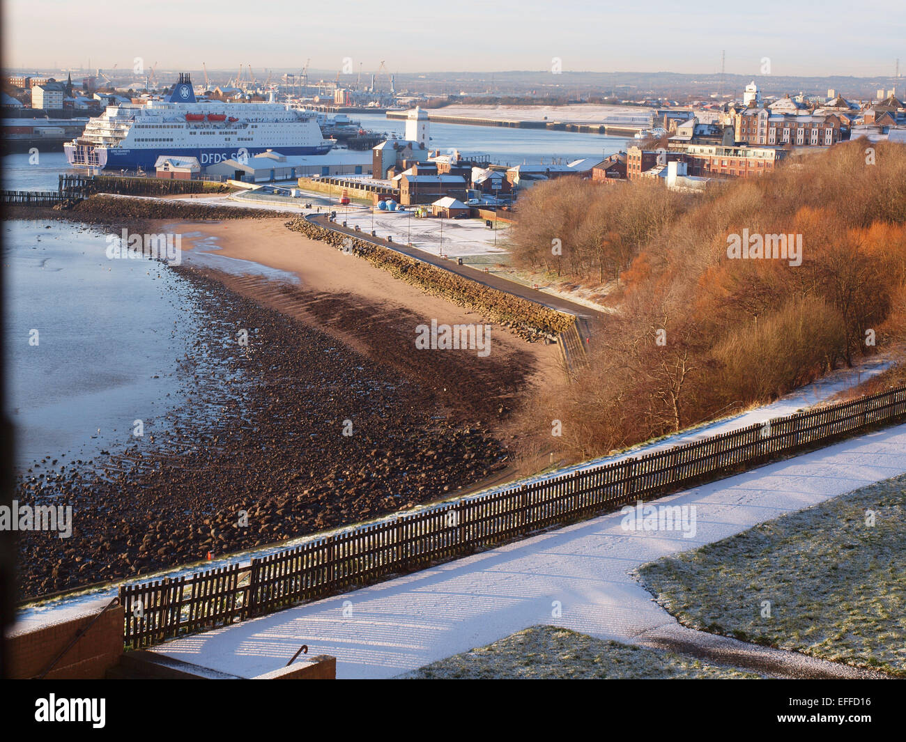 Newcastle Upon Tyne, UK. 03rd Feb, 2015. A light dusting of snow overnight at the entrance to the river Tyne at Tynemouth. Credit:  james walsh/Alamy Live News Stock Photo