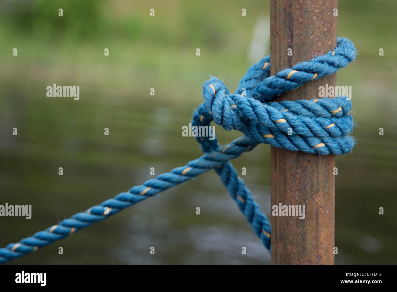 Rope tied to shore boat knot hi-res stock photography and images - Alamy