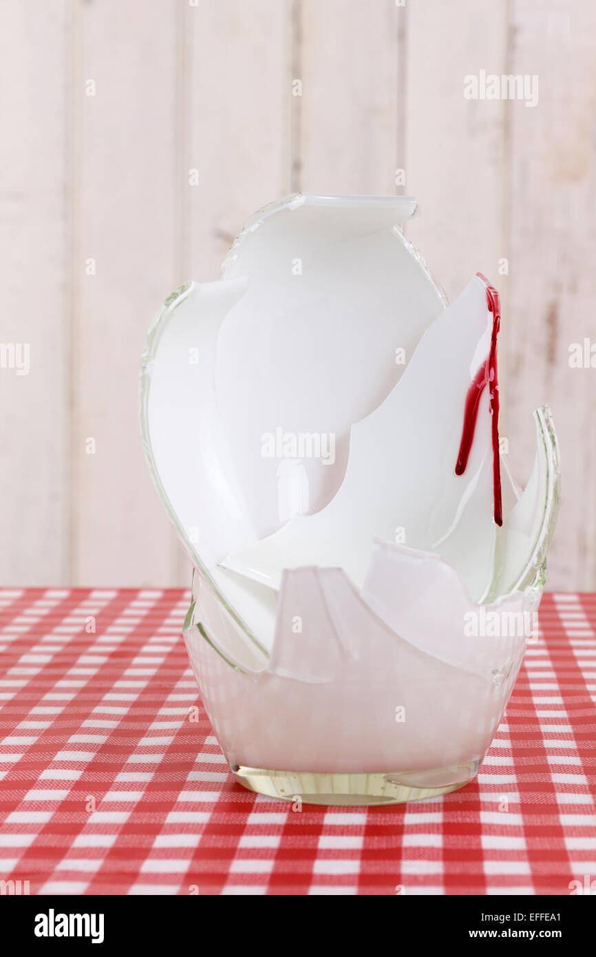 Vase broken hires stock photography and images Alamy