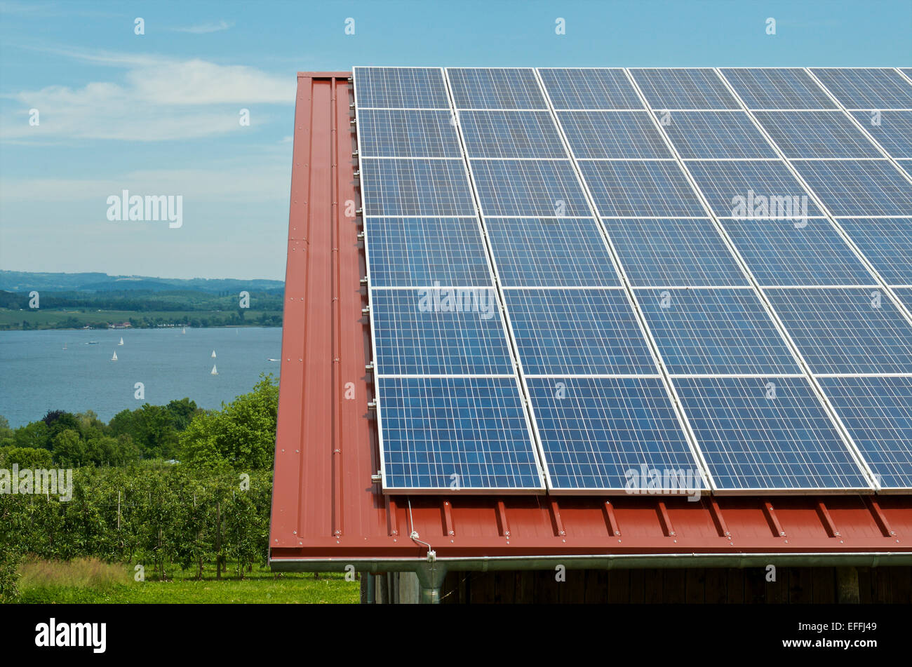 Солнечная пластина. Солнечные батареи. Солнечные батареи на крыше. Солнечные крыши. Кровля из солнечных панелей.