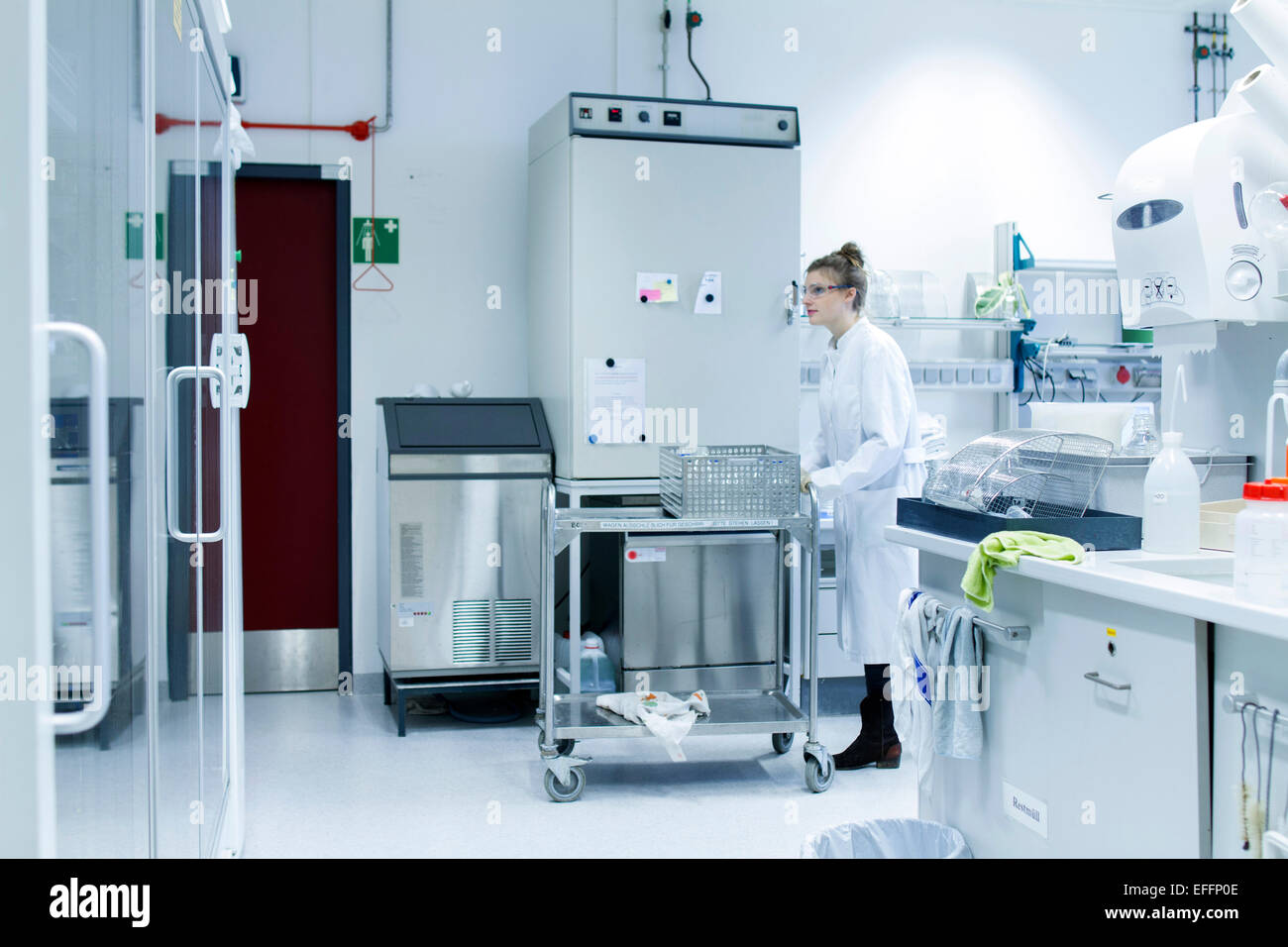 Pushing Machine Lab Instrument Pushing cart laboratory hi-res stock photography and images - Alamy