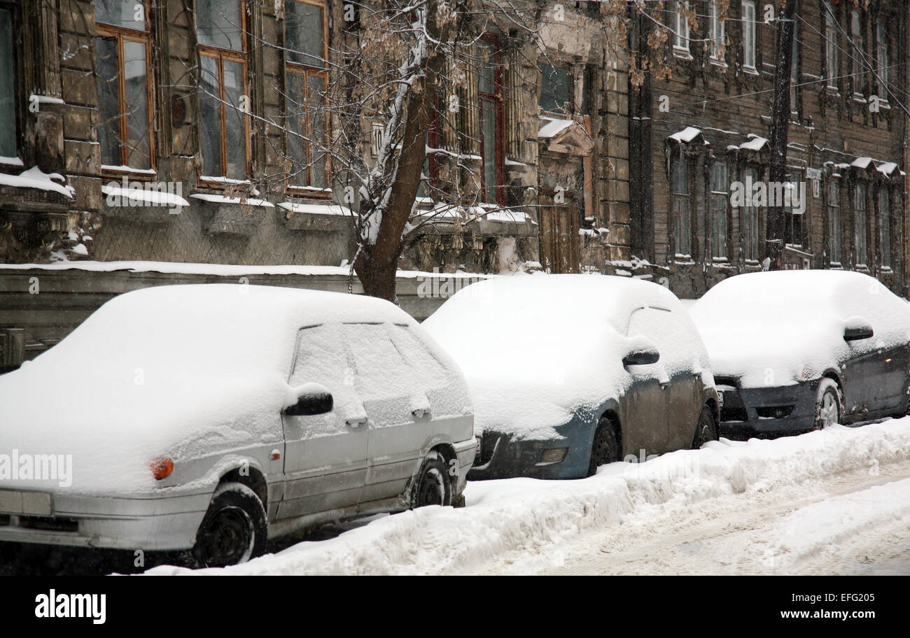 Cars covered with fresh snow Stock Photo - Alamy