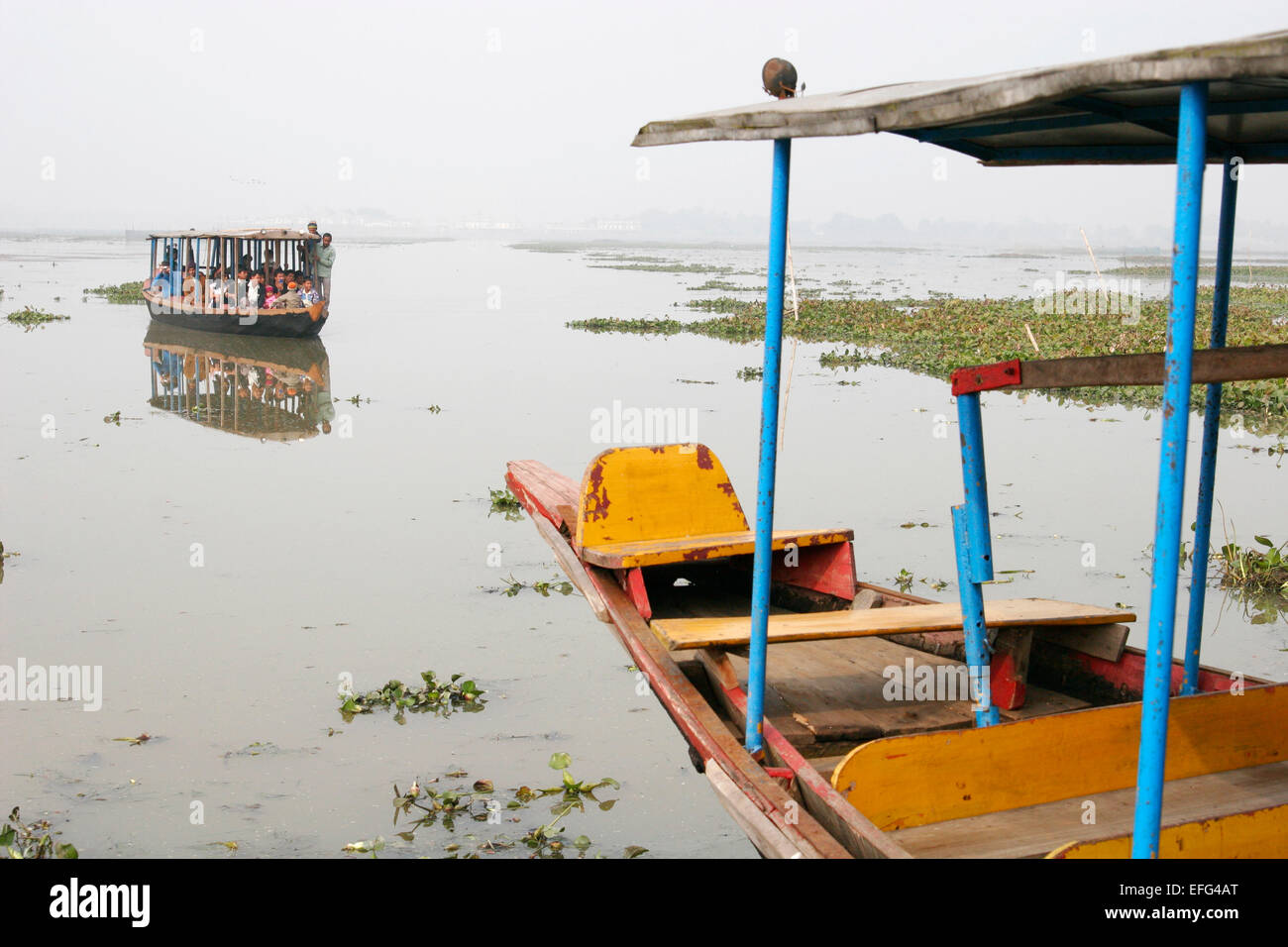 Boats carrying tourists to the Neermahal Lake Palace, Rudrasagar Lake near Agartala, Tripura, India Stock Photo