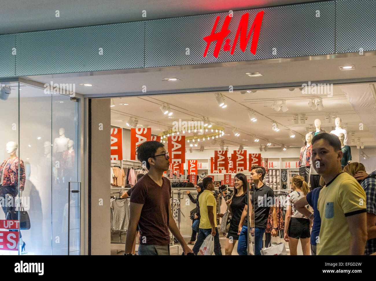 Shoppers at H&M Store in Vivo City Singapore Stock Photo - Alamy
