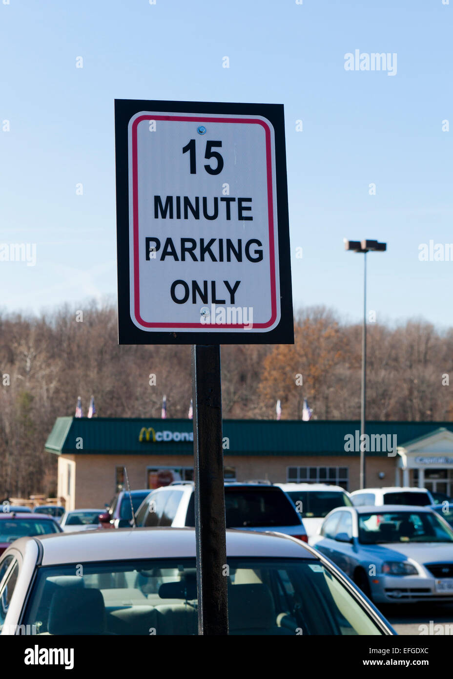 15 minute parking sign at strip mall - USA Stock Photo