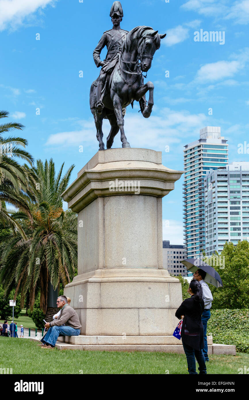 People standing under bronze statue of Lord Hopetoun, Kings Domain, St Kilda Rd, Melbourne, Victoria, Australia Stock Photo