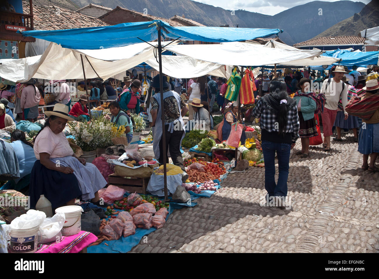 Traders and customers at country market, Pisac, Peru Stock Photo