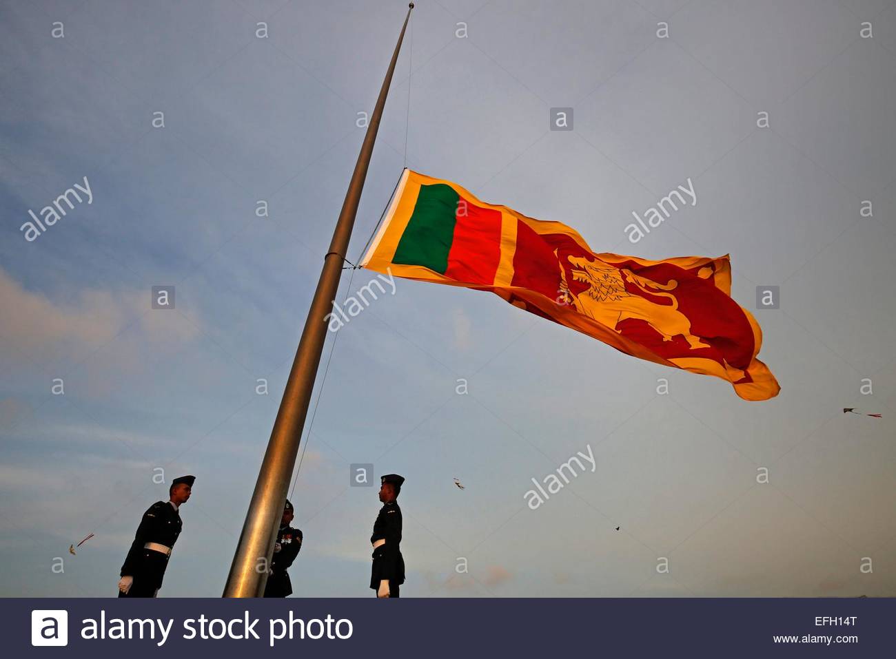 epa04599406-sri-lanka-air-force-personnel-lowering-the-giant-national-EFH14T.jpg