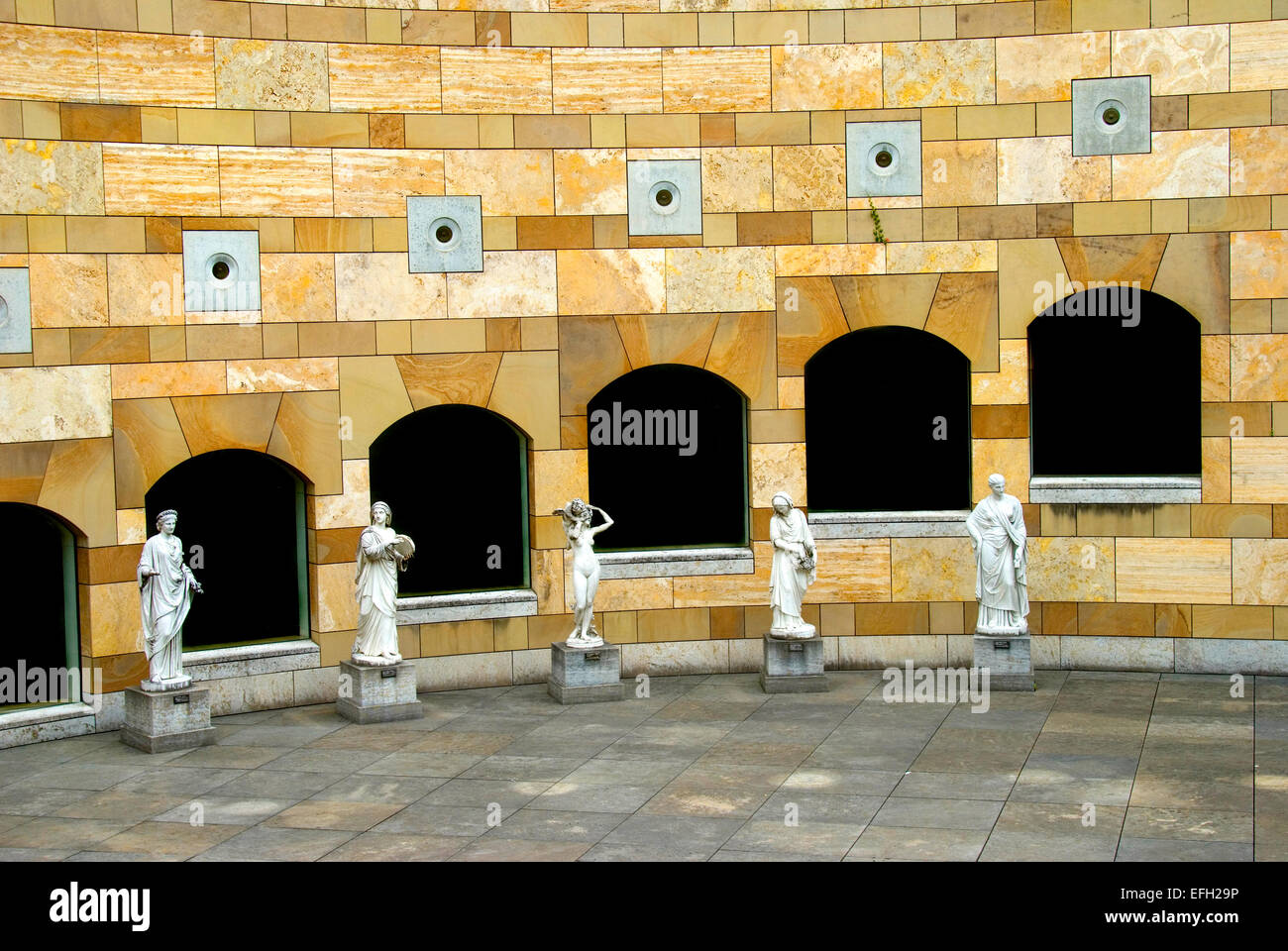 Stuttgart, Baden-Wurttemberg, Germany. Staatsgallerie (1984 extension by James Stirling) Courtyard Stock Photo