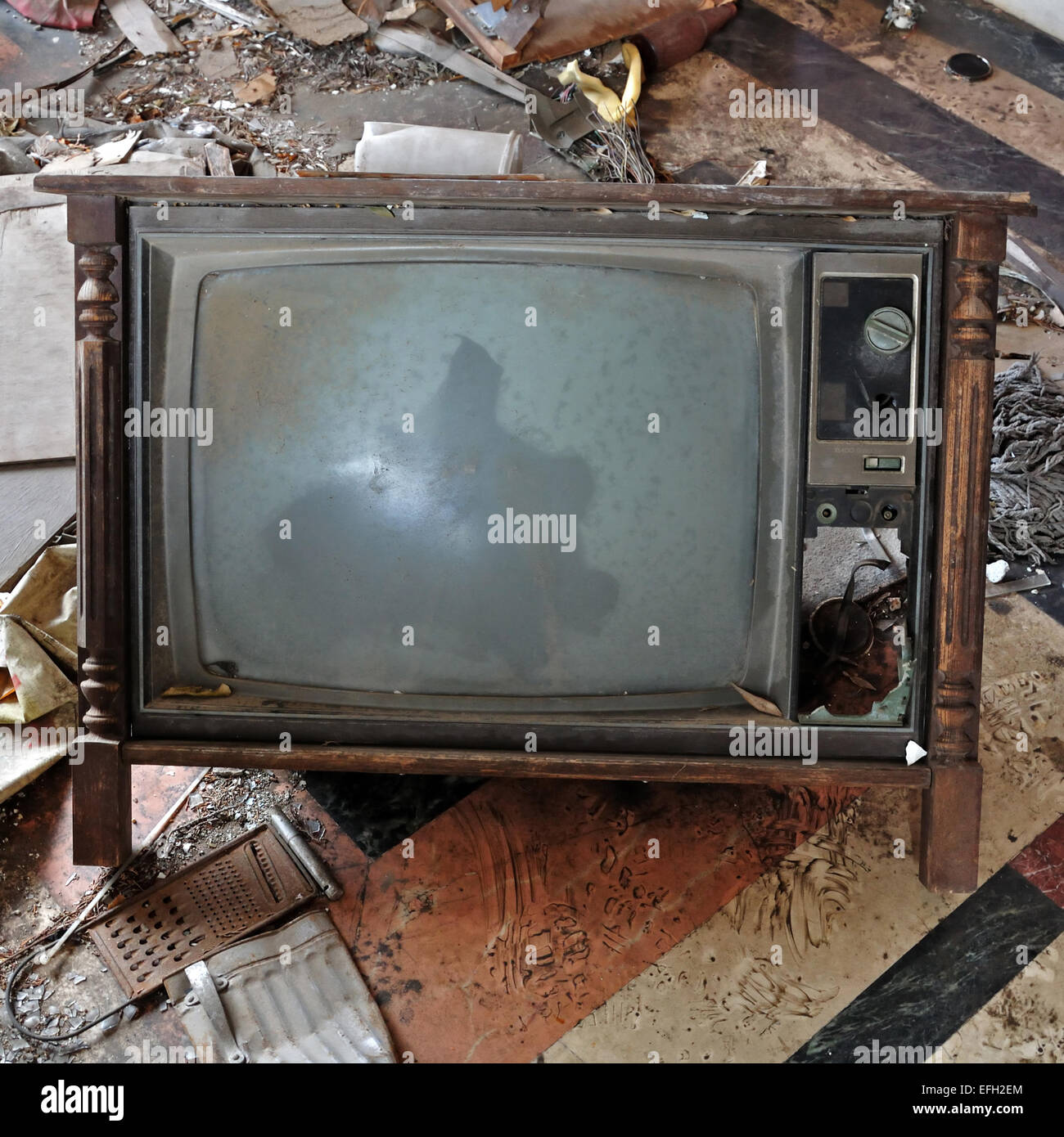 Old broken tv hires stock photography and images Alamy