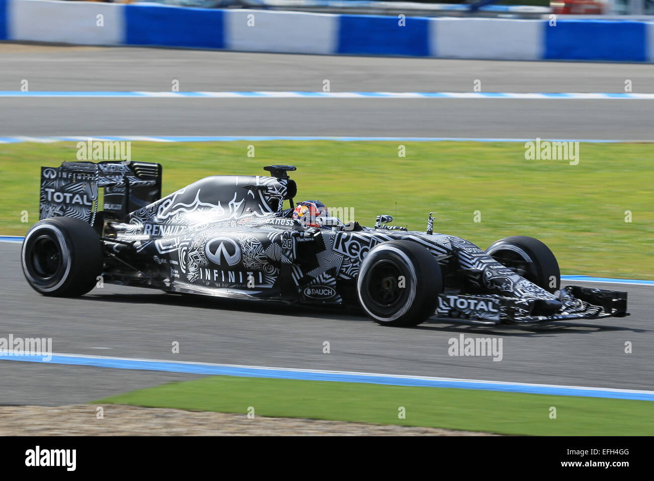 Jerez, Spain. 4th February, 2015. Daniel Kvyat of Infiniti Red Bull Racing takes the final days testing at the Jerez Circuit Credit:  Action Plus Sports Images/Alamy Live News Stock Photo