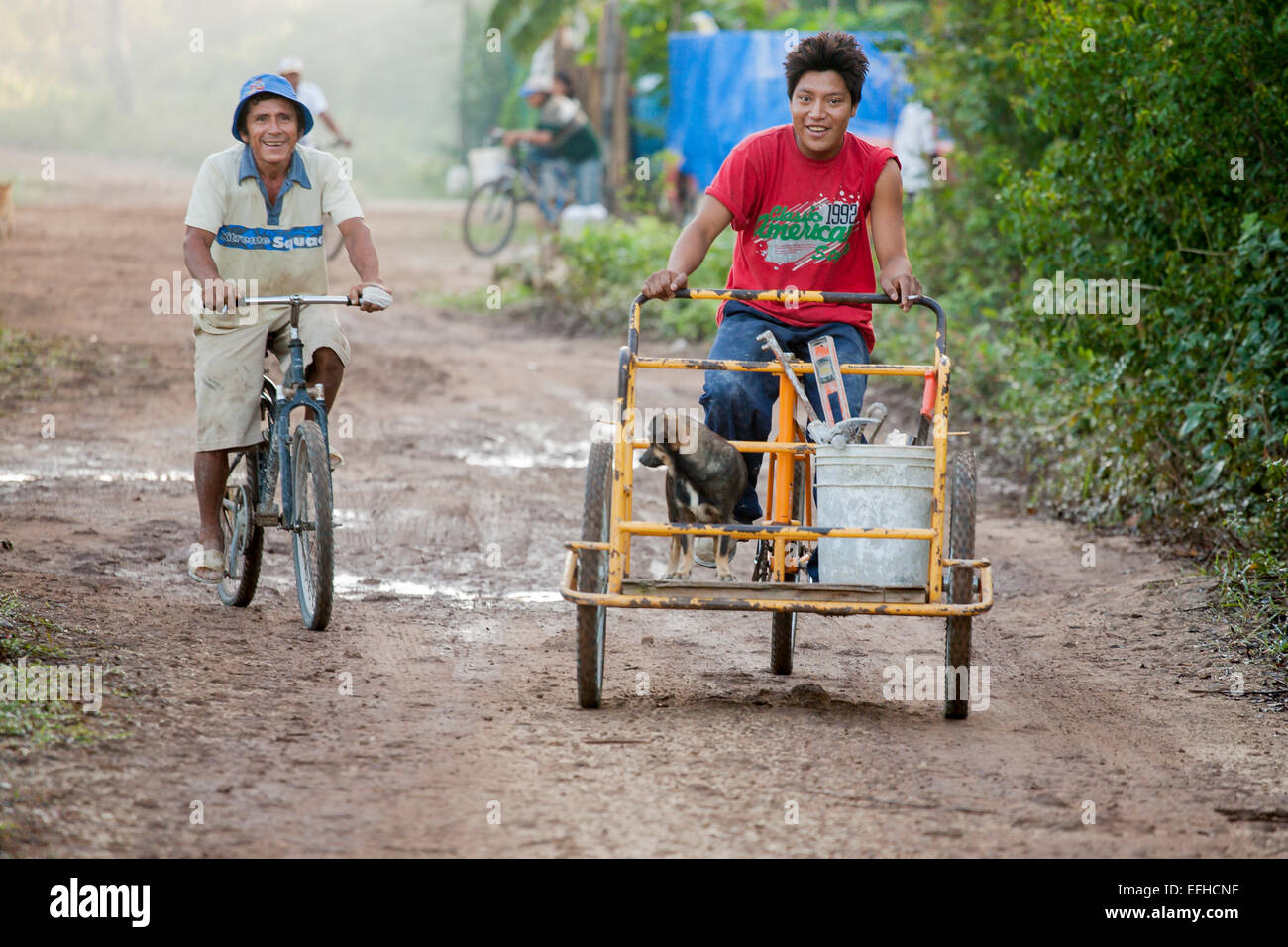 Un homme sur un tricycle - Photographie originale Un homme sur un tricycle - Photographie originale
