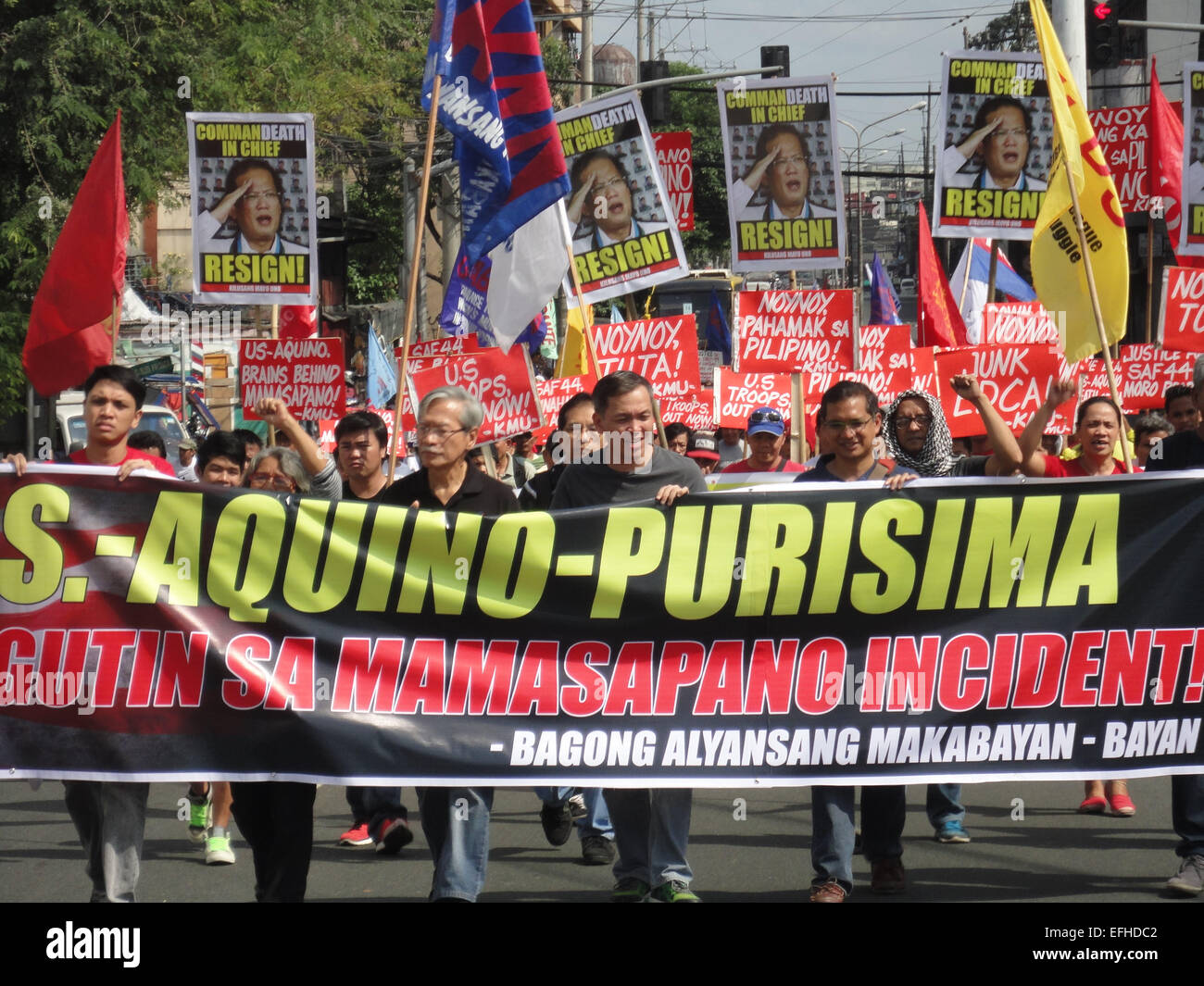 Protesters begin to approach Ayala Bridge as they march to the US Embassy. Protesters accused President Benigno Aquino III, suspended police chief Alan Purisinma, and the US government of being involved in the botched anti-terror operation that killed 44 police commandos, 18 Moro rebels, and 7 civilians. The protest was held on the 116th anniversary of the Filipino-American War that claimed at least 600,000 lives. © Richard James Mendoza/Pacific Press/Alamy Live News Stock Photo