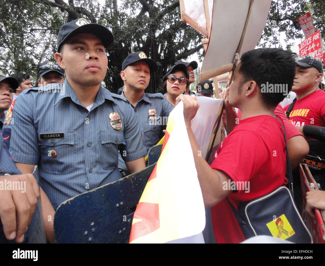 Police officers look on as they block protesters from approaching the US Embassy. Protesters accused President Benigno Aquino III, suspended police chief Alan Purisinma, and the US government of being involved in the botched anti-terror operation that killed 44 police commandos, 18 Moro rebels, and 7 civilians. The protest was held on the 116th anniversary of the Filipino-American War that claimed at least 600,000 lives. © Richard James Mendoza/Pacific Press/Alamy Live News Stock Photo