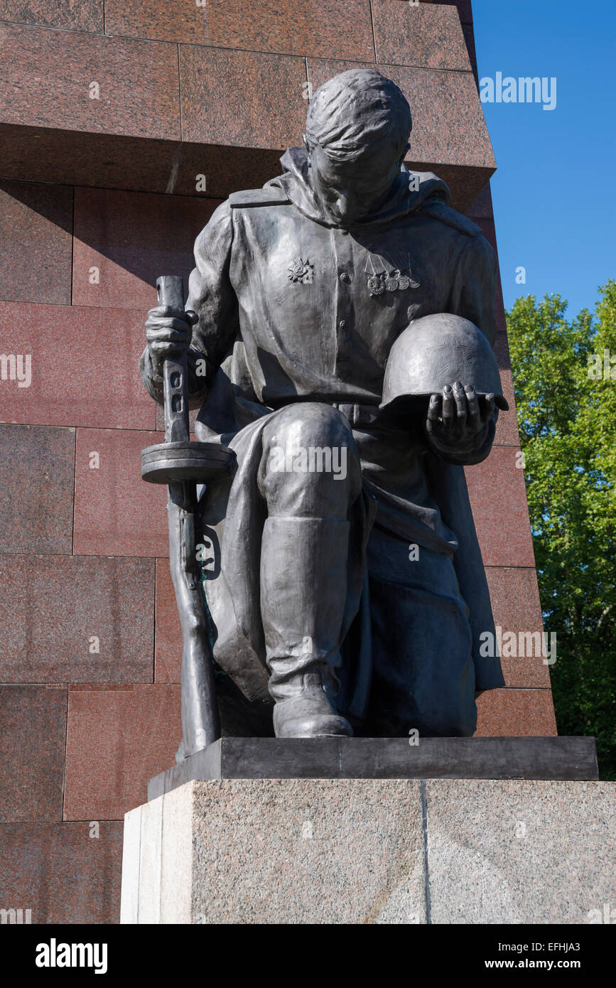 One of the kneeling soldier statues of Soviet War Memorial, Treptower park, Berlin, Germany, Europe. Stock Photo