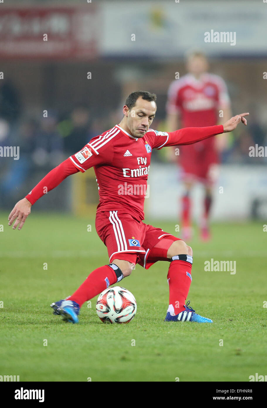 Hamburg's Marcelo Diaz in action with the ball during the Bundesliga soccer match SC Paderborn 07 vs Hamburger SV in Paderborn, Germany 4 February 2015. Photo: Friso Gentsch/dpa Stock Photo