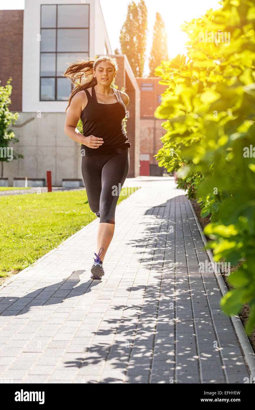 Woman in fitness outfit running hi-res stock photography and images - Alamy
