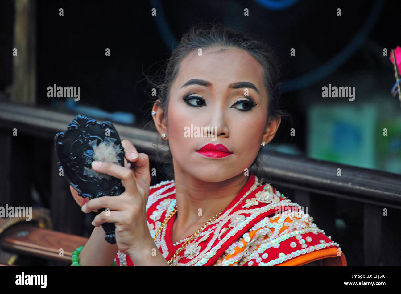 Tempeltänzerin schminkt sich in der Pause, Erawan Schrein, Bangkok, Thailand. Stock Photo