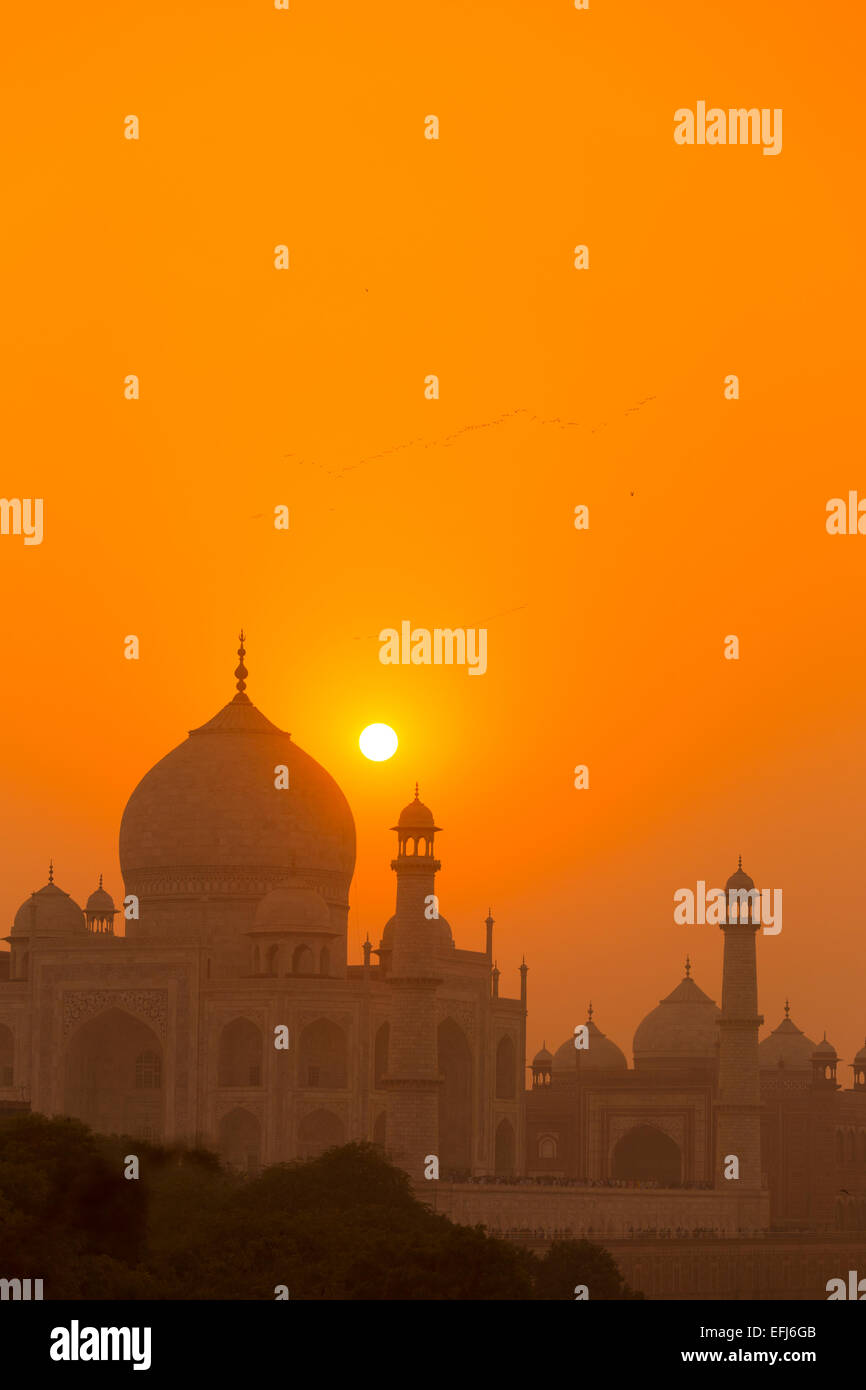 India, Uttar Pradesh, Agra, sun setting behind the Taj Mahal Stock Photo