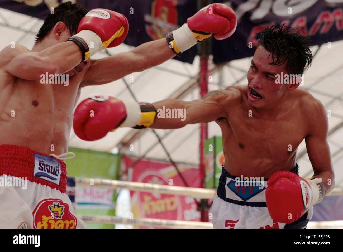 Nakhon Sawan, Thailand. 05th Feb, 2015. Jeffrey Galero of the Philippines (right) throws a punch against Thailand's Wanheng Menayothin who successfully defended his WBC strawweight title in Nakhon Sawan, Thailand, 5 Feb 2015. Credit:  Arthur Jones Dionio/Alamy Live News Stock Photo