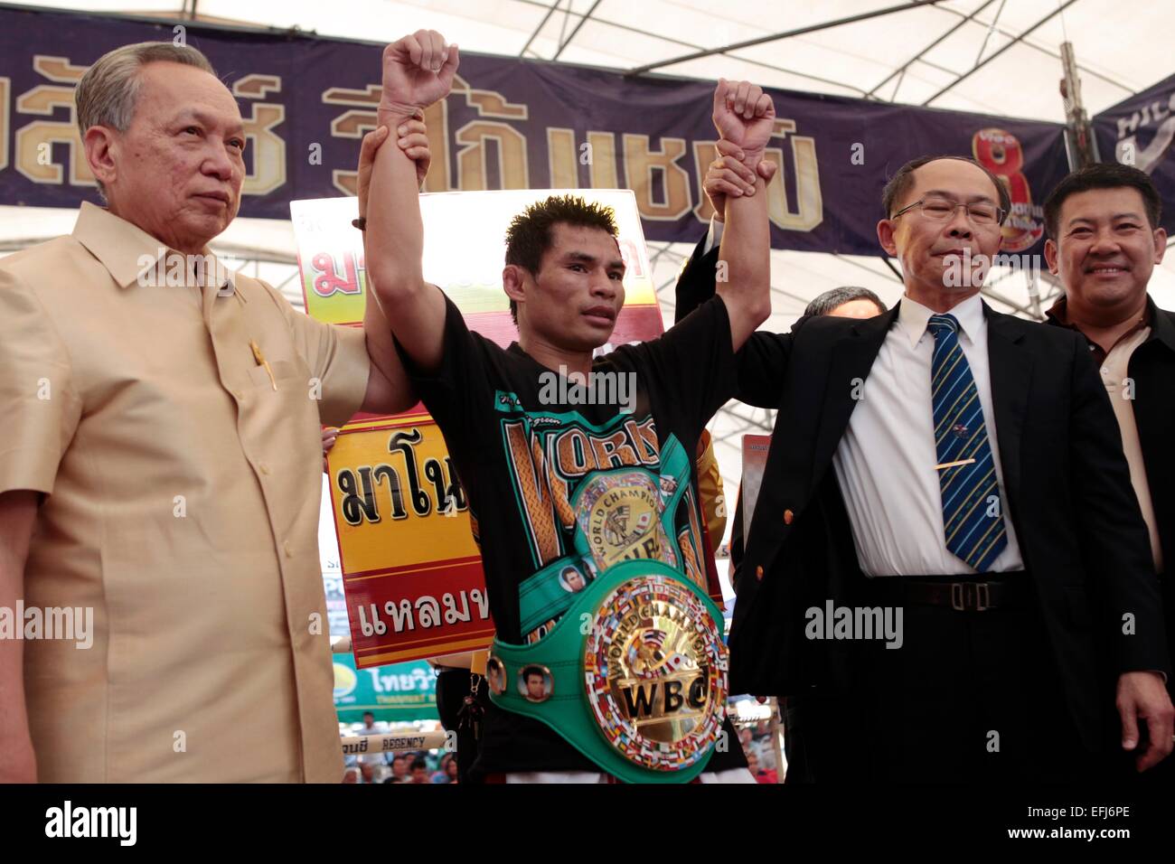 Nakhon Sawan, Thailand. 05th Feb, 2015. Thailand's Wanheng Menayothin successfully defends his WBC strawweight title against challenger Jeffery Galero of the Philippines, winning by unanimous decision in Nakhon Sawan, Thailand, 5 Feb 2015. Credit:  Arthur Jones Dionio/Alamy Live News Stock Photo