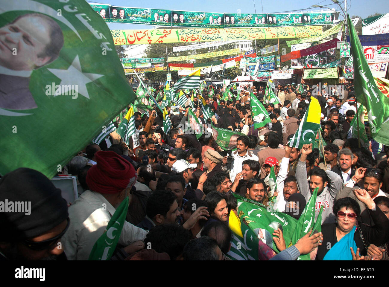 Lahore. 5th Feb, 2015. Demonstrators attend the Kashmir 'Solidarity Day' rally in eastern Pakistan's Lahore, Feb. 5, 2015. Pakistani Prime Minister Nawaz Sharif said on Thursday his country seeks 'meaningful and result oriented dialogue' with India for the resolution of outstanding issues. 'However the agenda of Pakistan-India dialogue will remain inconclusive without inclusion of Kashmir dispute,' he told legislators in Muzaffarabad, the capital of Pakistan-administered Kashmir. © Sajjad/Xinhua/Alamy Live News Stock Photo