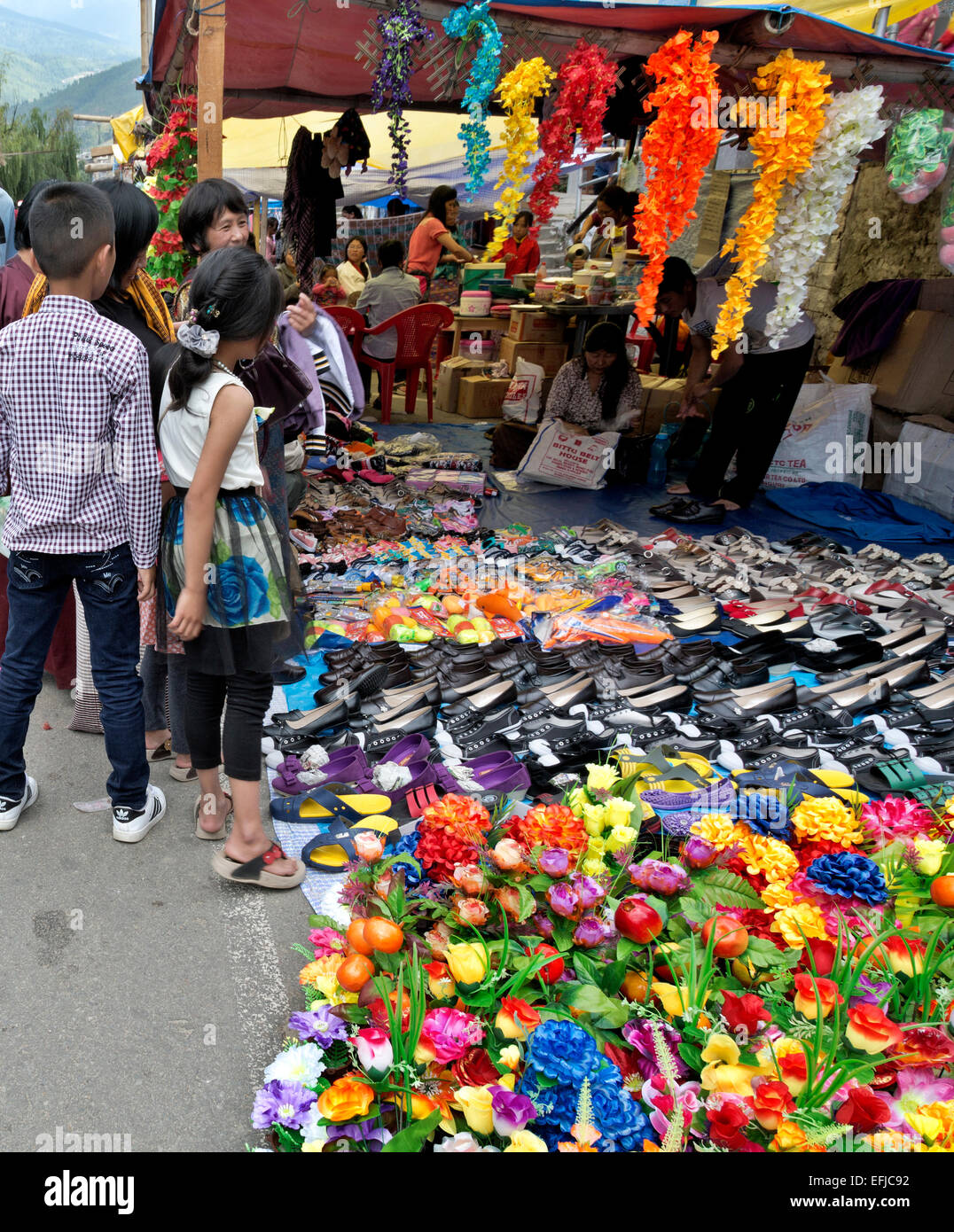 BU00022-00...BHUTAN - Special festival street market during the annual