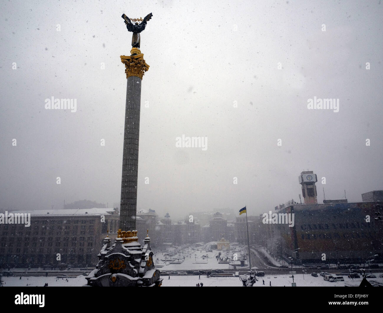 Kiev, Ukraine. 5th February, 2015. Column of Independence on Independence  square barely distinguishable for the falling snow. -- Began on the night February 5, 2015, led to a strong snowfall congestion around Kiev. Municipal services can not cope with such a heavy precipitation. Entry of freight transport in the city is limited. Credit:  Igor Golovnov/Alamy Live News Stock Photo