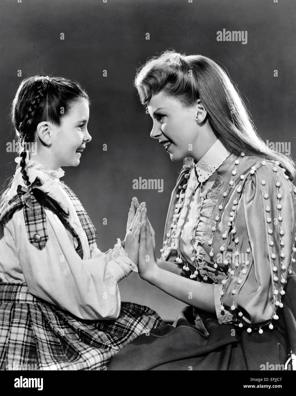 MARGARET O'BRIEN, JUDY GARLAND, MEET ME IN ST. LOUIS, 1944 Stock Photo