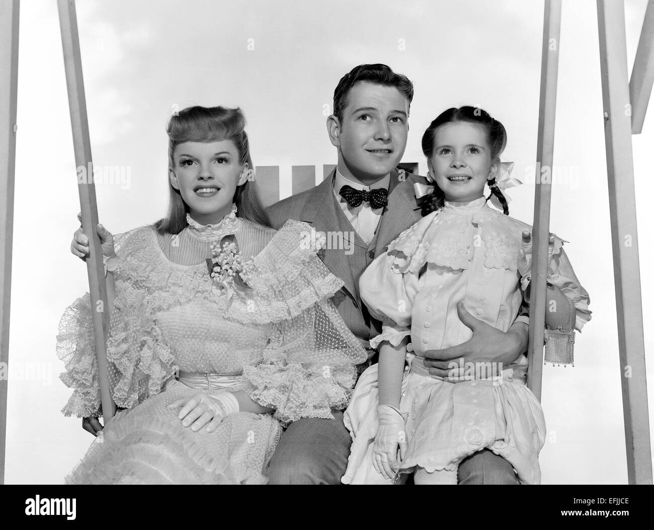 JUDY GARLAND, TOM DRAKE, MARGARET O'BRIEN, MEET ME IN ST. LOUIS, 1944 Stock Photo