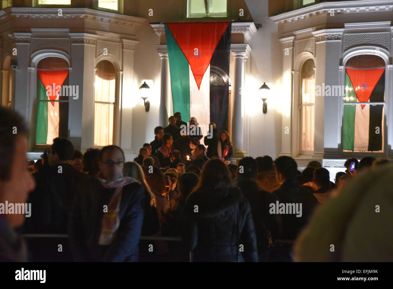 voldsom liberal retort London, UK, 5th Feb 2015 : Hundreds of Jordanian hold a Candlelight Vigil  for Jordanian Capt. Muath Al-Kasasbeh at the front of Jordan Embassy,  Kensington , London. Credit: See Li/Alamy Live News