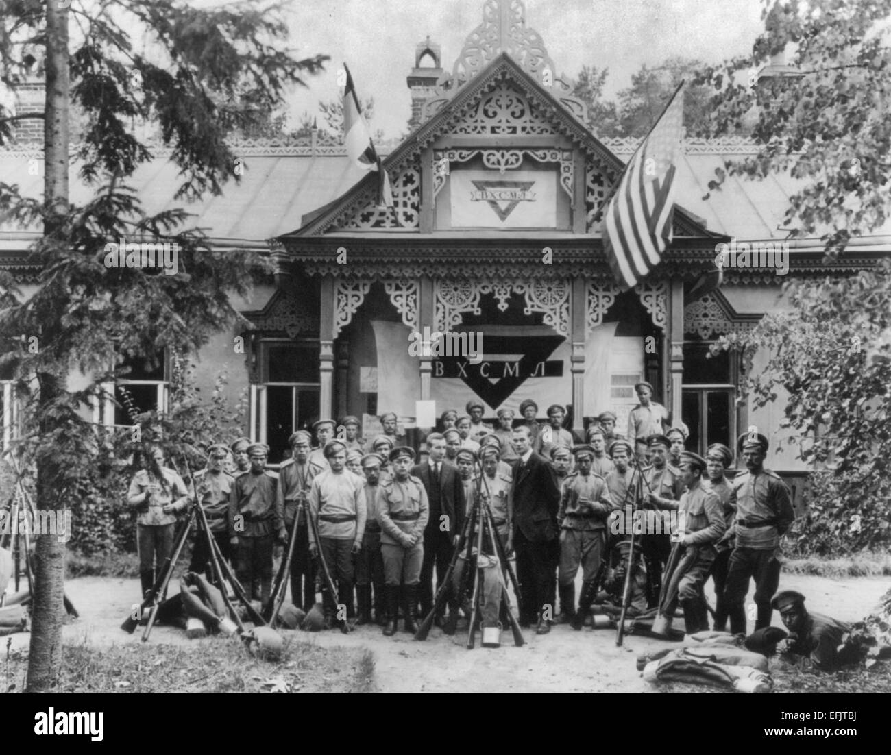 World War I: Russian soldiers with two men (not in uniform) in front of YMCA facility in a Moscow suburb, which was started by Jerome Davis and Wheeler of the American Y.M.C.A., circa 1918 Stock Photo