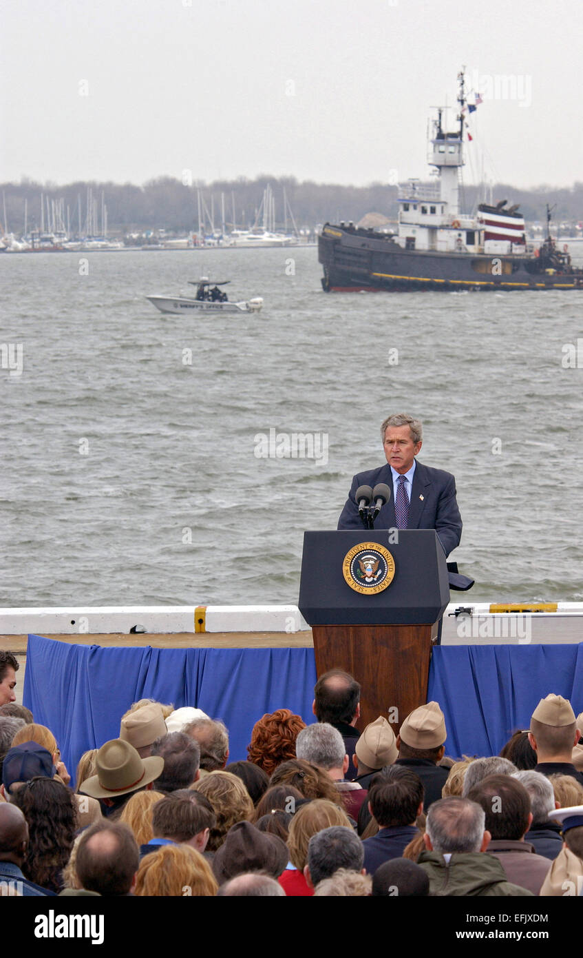 US President George W. Bush addresses homeland security and the war against terrorism during a visit to the Union Pier February 5, 2004 in Charleston, South Carolina. Stock Photo