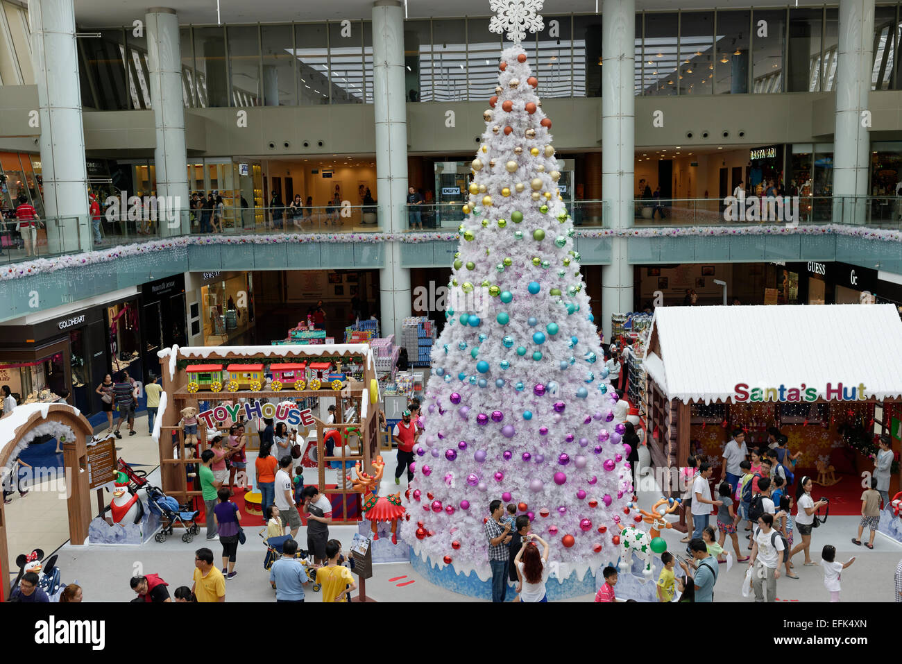 Christmas tree and children's entertainment in the Marina Mall in