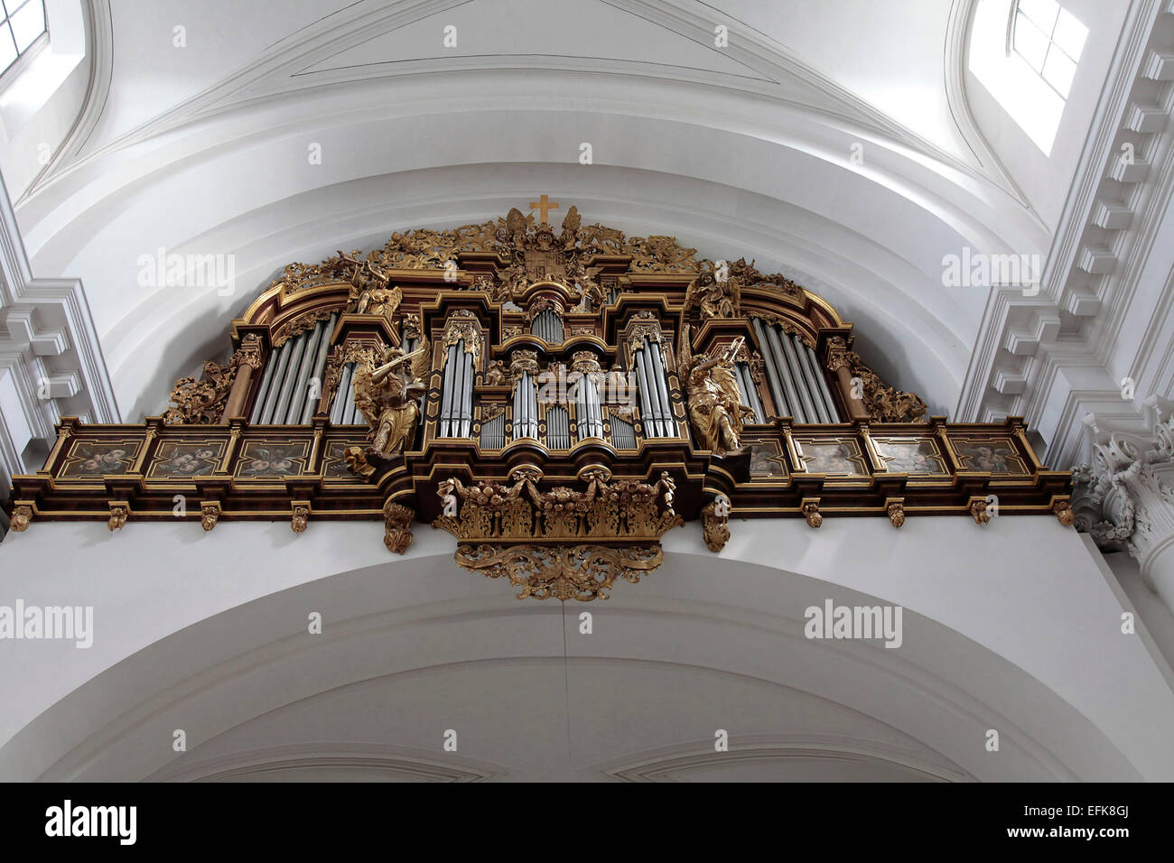 The organ of Fulda Cathedral. The cathedral is the landmark of Fulda and it is the most important Baroque church of Hessen. This catholic church was built between 1704 and 1712 by the famous architect Johann Dientzenhofer. Photo: Klaus Nowottnick Date: Aug Stock Photo